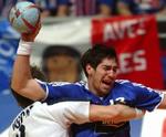 Nikola Karabatic fra Frankrig bryder i gennem det tjekkiske forsvar. - Foto: AP 