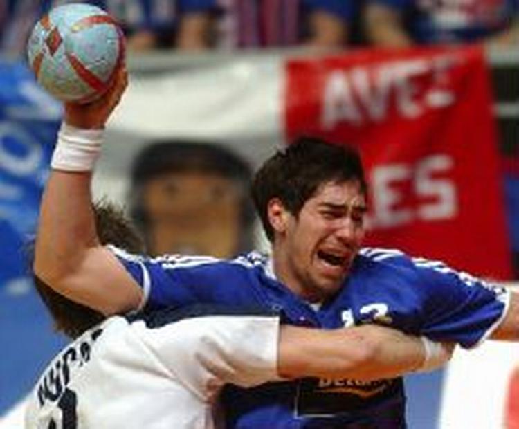 Nikola Karabatic fra Frankrig bryder i gennem det tjekkiske forsvar. - Foto: AP 