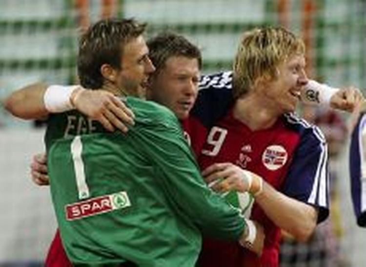 De norske spillere jubler efter sejren over Sverige. - Foto: AP 
