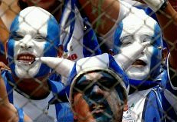 Det er sådan nogle fyre, danske roligans kan risikere at løbe ind i ved VM i Tyskland, hvis Guatemala kvalificerer sig. - Foto: AP 