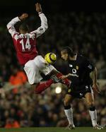 Henry og Rio Ferdinand i nærkamp. - Foto: AP 