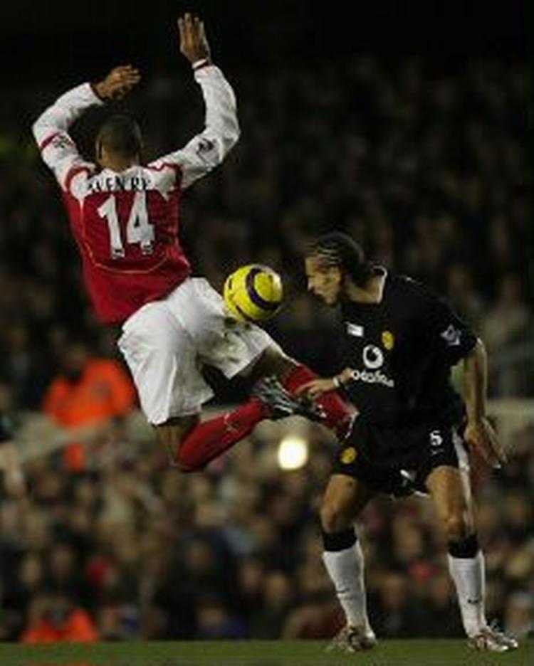 Henry og Rio Ferdinand i nærkamp. - Foto: AP 
