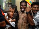 . En dna-prøve skal nu afgøre, om det srilankanske ægtepar er forældre til spædbarnet, som overlevede flodbølgen.   Foto: Rafiq Maqbool/AP 