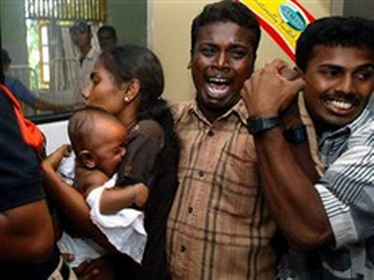 . En dna-prøve skal nu afgøre, om det srilankanske ægtepar er forældre til spædbarnet, som overlevede flodbølgen.   Foto: Rafiq Maqbool/AP 