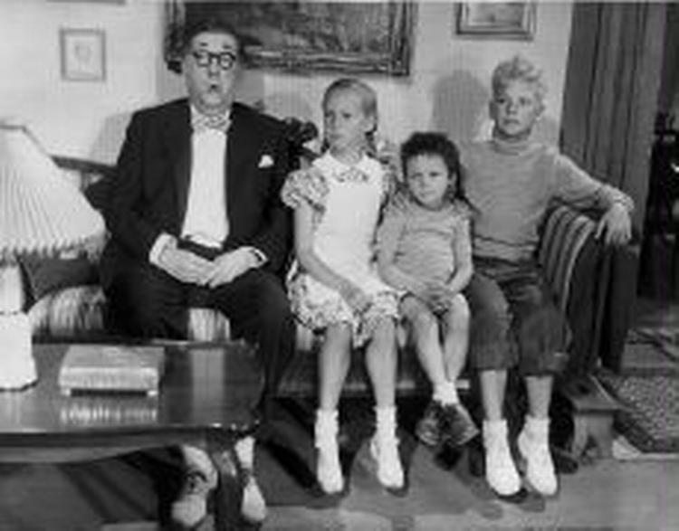 Far, Mie, Per og Ole i en af de legendariske 'Far til fire'-film. - Arkivfoto: Politiken 