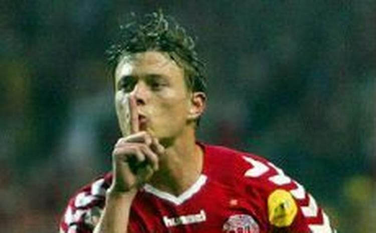 Jon Dahl Tomasson jubler efter sin scoring mod Sverige under EM i Portugal. Ved næste EM kan mange kampe ende på betalingskanaler. - Arkivfoto: AP 