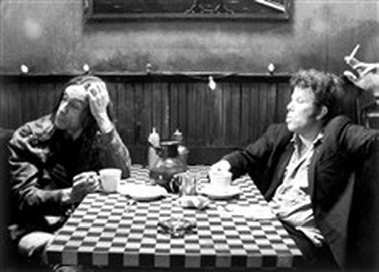 Et par af rockmusikkens allerstørste og mest slidstærke navne får sig en passiar og et par pakker smøger i Jim Jarmuschs 'Coffee and Cigarettes'. - PR-foto: Husets Biograf 