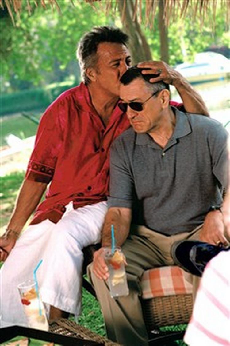Selv en gribende forbrødring mellem to af amerikas films største nulevende stjerner, Dustin Hoffman og Robert De Niro, kan ikke redde 'Meet the Fockers'. - PR-foto: UIP 