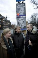Martin Geertsen (nr. to fra venstre) under plakaten af sin direkte modstander Jens Rohde. - Foto: Jens Dresling 