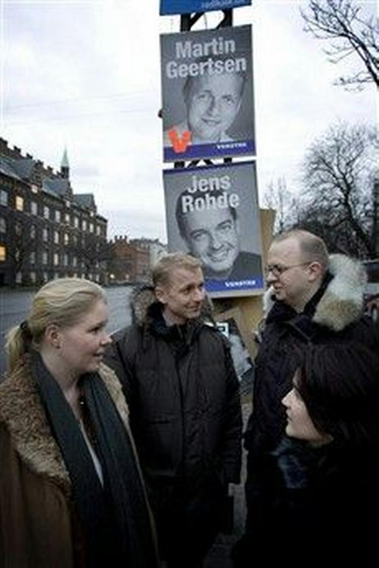 Martin Geertsen (nr. to fra venstre) under plakaten af sin direkte modstander Jens Rohde. - Foto: Jens Dresling 