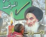 En mand kysser en valgplkat af al-Sistani, hvis alliance nu ligger til valgsejr. - Foto: AP 