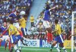 Zidane scorer det ene af sine to hovedstødsmål i VM-finalen mod Brasilien 1998. - Foto: AP 