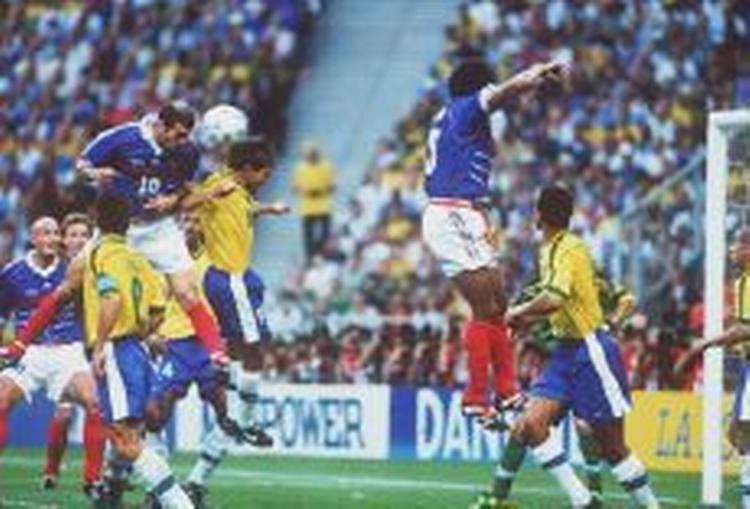 Zidane scorer det ene af sine to hovedstødsmål i VM-finalen mod Brasilien 1998. - Foto: AP 