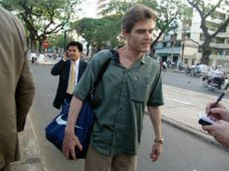Kim Brix Andersen fotograferet udenfor retsbygningen i Hanoi. - Foto: Leif Carlsen 