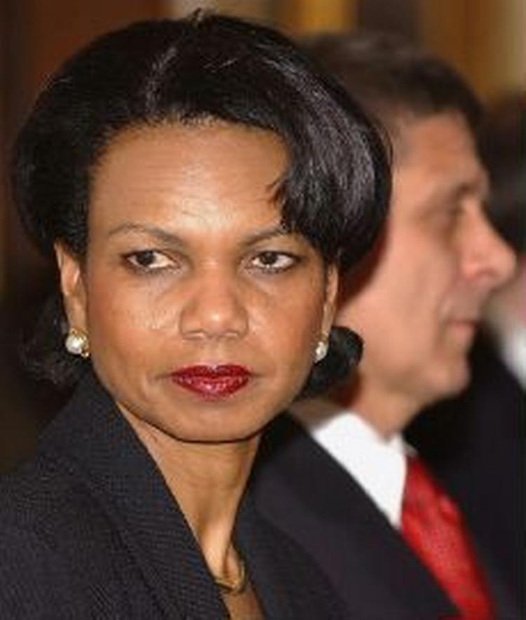 USA's udenrigsminister, Condoleezza Rice. I baggrunden den polske premierminister Bielka. - Foto: AP 