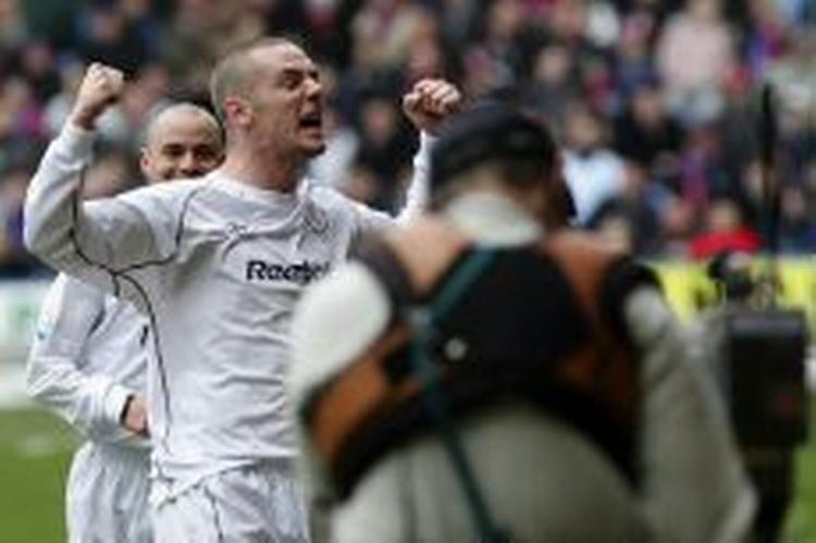 Boltons Kevin Nolan jubler over sejrsmålet, der faldt efter en halv times spil. - Foto: AP 
