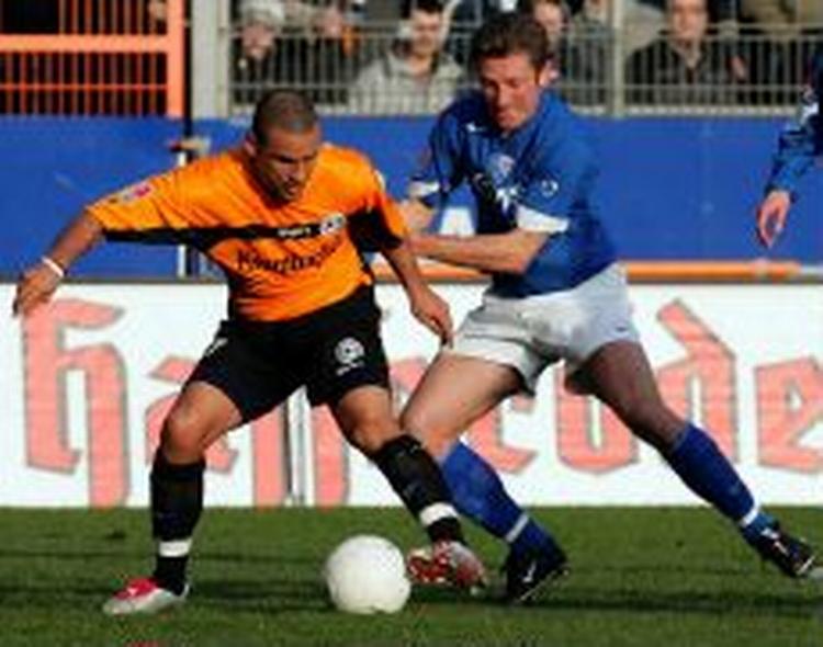 Bochums Søren Colding har fat i armen på Bielefelds Buckley. Kampen endte 1-1. - Foto: AP 