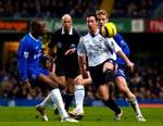 Gallas (blå) i nærkamp med Citys Fowler. - Foto: AP 