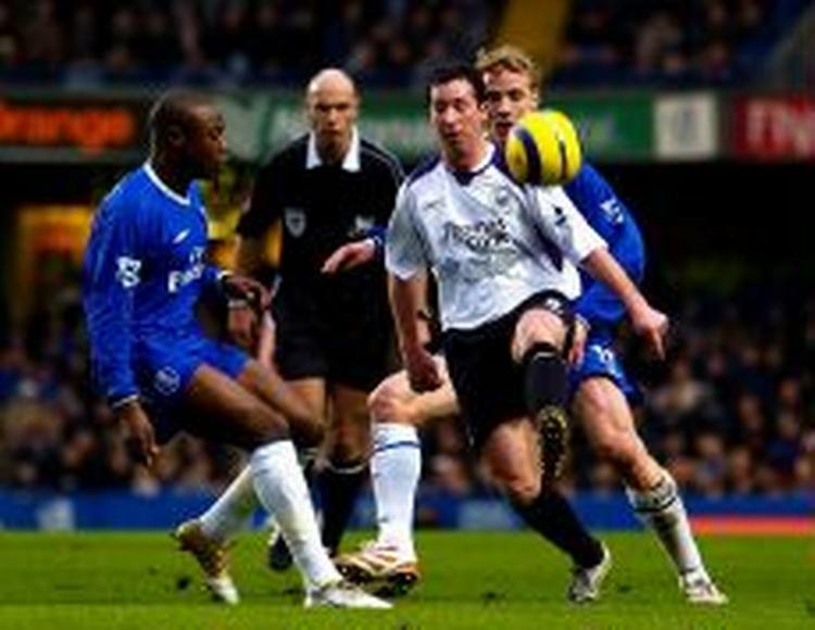 Gallas (blå) i nærkamp med Citys Fowler. - Foto: AP 