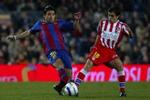 Barcelonas Deco i nærkamp med Atleticos Ibagaza (th). - Foto: AP 