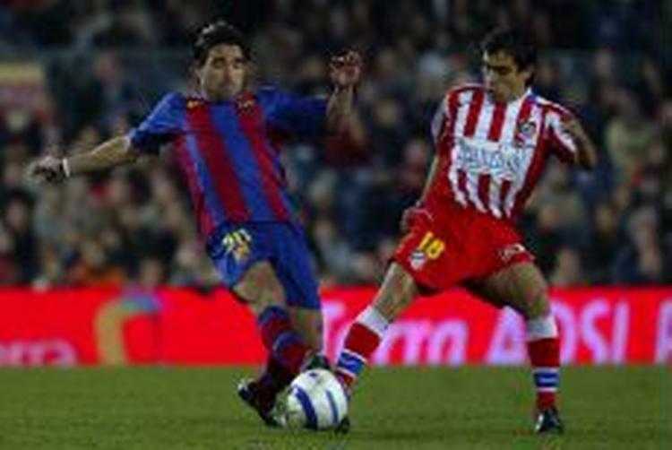 Barcelonas Deco i nærkamp med Atleticos Ibagaza (th). - Foto: AP 