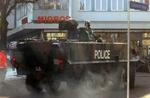 Pansret mandskabsvogn fra de schweiziske sikkerhedsstyrker foran det spanske konsulat. - Foto: AP 