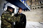 Dimitris Pandis retter på en livgardist, der holder vagt foran parlamentsbygningen, og instruktøren, der kun har små tre uger tilbage af sin tid i militæret, regner med, at europamestrene kommer igang igen. - Foto: Jens Dresling 