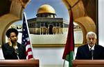 Udenrigsminister Condoleezza Rice lyttede opmærksomt og blev glad for det, hun hørte. Hun kaldte Mahmoud Abbas »hr. præsident« og inviterede ham til USA. - Foto: Brennan Linsley/AP 