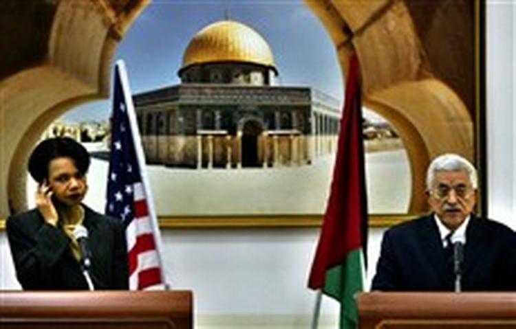 Udenrigsminister Condoleezza Rice lyttede opmærksomt og blev glad for det, hun hørte. Hun kaldte Mahmoud Abbas »hr. præsident« og inviterede ham til USA. - Foto: Brennan Linsley/AP 