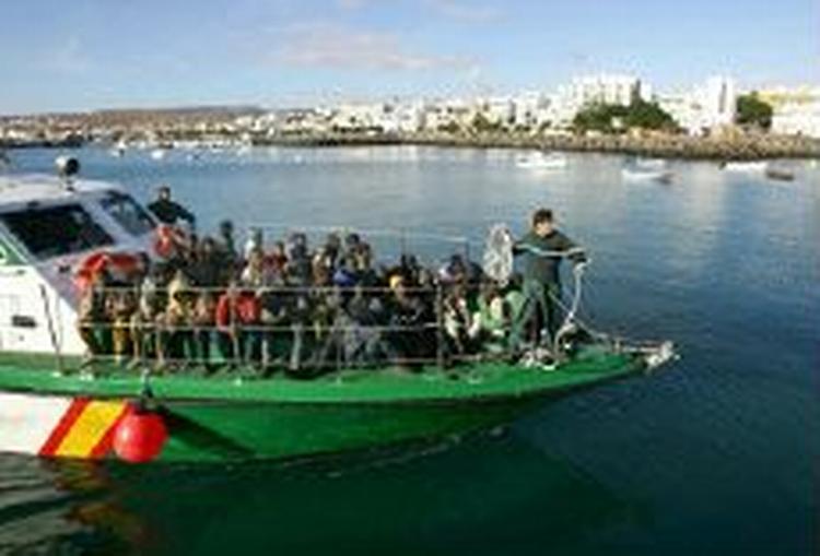 Et skib fra den spanske kystvagt anløber i Fuerteventira med 30 illegale indvandrere, som er blevet taget op fra en flåde i Middelhavet. - Arkivfoto: AP 