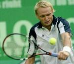 Carlsen får sin sag for, når Andre Agassi dukker op på den anden side af nettet. - Foto: AP 