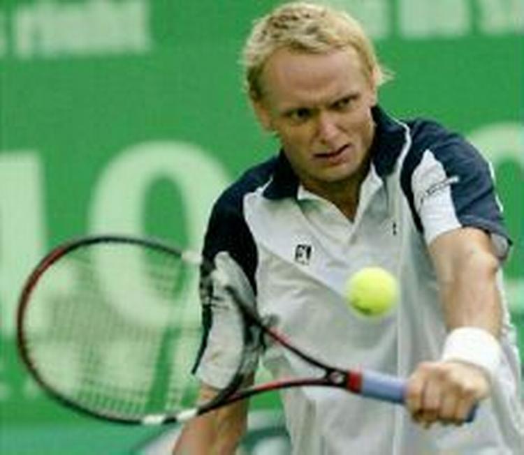 Carlsen får sin sag for, når Andre Agassi dukker op på den anden side af nettet. - Foto: AP 