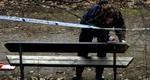 Svensk politi undersøger den bænk, hvor den svenske millionærarving, Fabian Bengtson, 3. februar blev fundet efter at have været forsvundet i 17 dage. Nu de svenske myndigheder udsendt en international arrestordre. - Arkivfoto: A 