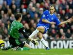 Arjon Robben pareres her af Liverpool-målmand Jerzy Dudek. Arkivfoto: AP 