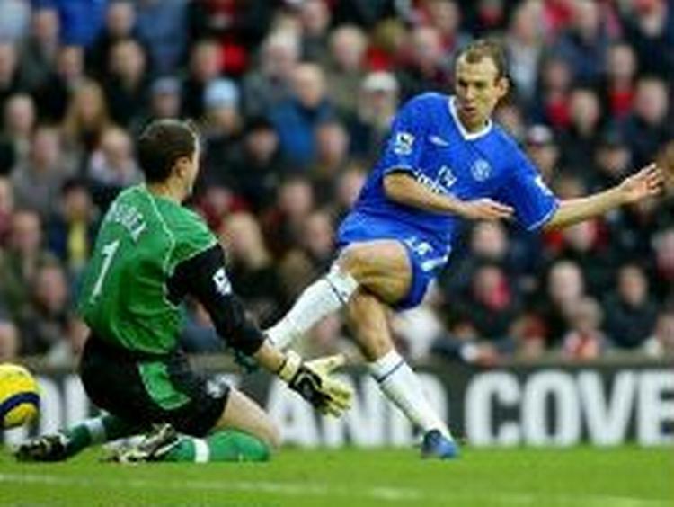 Arjon Robben pareres her af Liverpool-målmand Jerzy Dudek. Arkivfoto: AP 