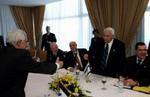 Palæstinensernes leder, Mahmoud Abbas og Israels premierminister, Ariel Sharon, aftalte i dag at indstille alle voldshandlinger. Foto: AP 