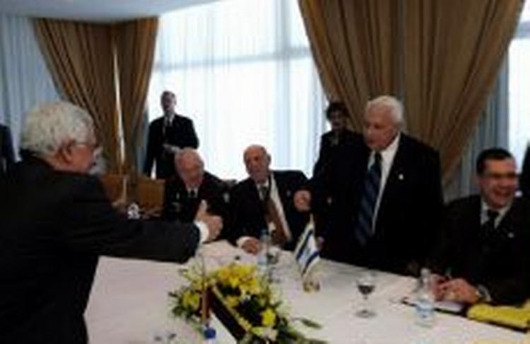 Palæstinensernes leder, Mahmoud Abbas og Israels premierminister, Ariel Sharon, aftalte i dag at indstille alle voldshandlinger. Foto: AP 