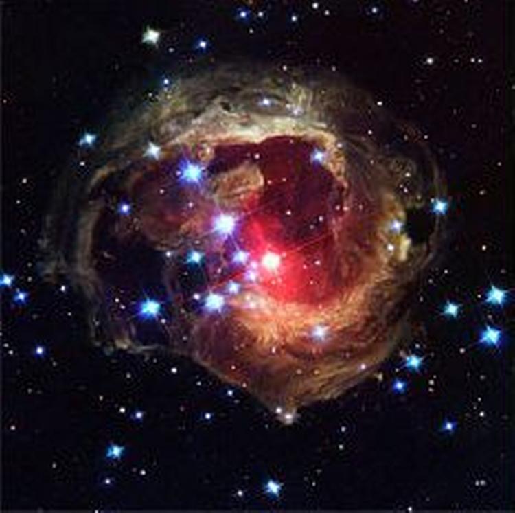 Hubble-rumteleskopet har i de sidste femten år sendt unikke billeder ned til astronomerne på Jorden. Her et af rumteleskopets seneste billeder af støvskyer omkring stjernen V838 Monocerotis. - Foto: NASA, ESA, and The Hubble Heritage Te 