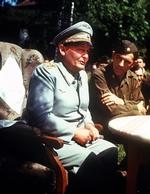 Næstkommanderende i Hitlers Tyskland, rigsmarskal Hermann Göring i nederlagets stund, bevogtet af amerikanske soldater. En af amerikanerne hjalp senere Göring med at begå selvmord.   Arkivfoto: Ukendt fotograf 