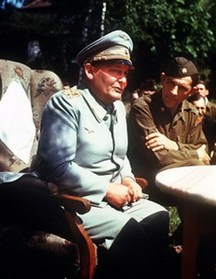 Næstkommanderende i Hitlers Tyskland, rigsmarskal Hermann Göring i nederlagets stund, bevogtet af amerikanske soldater. En af amerikanerne hjalp senere Göring med at begå selvmord.   Arkivfoto: Ukendt fotograf 