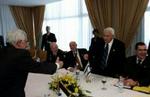 Abbas og Sharon rækker hånden ud for at besegle våbenhvilen. - Foto: AP 