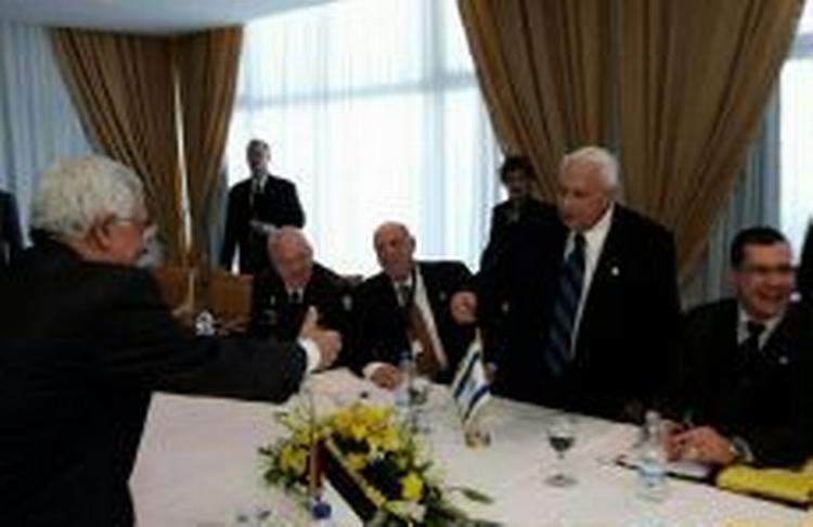 Abbas og Sharon rækker hånden ud for at besegle våbenhvilen. - Foto: AP 