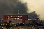 En kraftig bombe gav røgsøjler over Bagdad i dag. - Foto: AP 