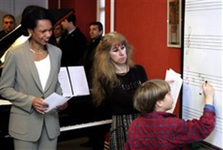 »Det tager lang tid at lære noder«, fortalte Condoleezza Rice børnene på musikkonservatoriet i Paris. USA s udenrigsminister er selv klassisk pianist. Nu spiller hun på alle de diplomatiske tangenter under sin Europa-rejse. - Foto 