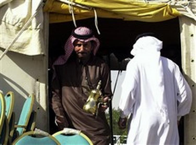 Mændene i Saudi-Arabien får lov til at øve sig på lokalt demokrati.   Foto: Hasan Jamal/AP 