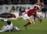 Den danske målscorer Dennis Rommedahl tackles af en forsvarsspiller. - Foto: Jens Dresling 