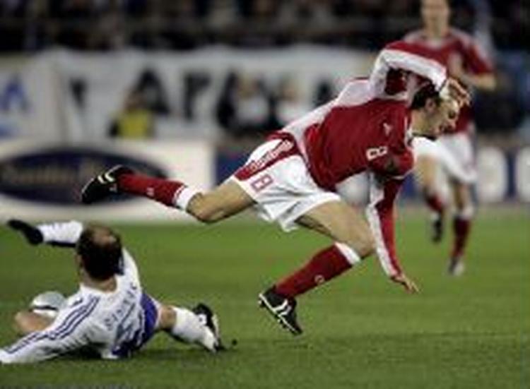 Den danske målscorer Dennis Rommedahl tackles af en forsvarsspiller. - Foto: Jens Dresling 