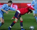 San Marinos Albani har godt fat i Spaniens David Villa. - Foto: AP 