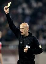 Den italienske dommer Collina stanger et gult kort ud under kampen. Den danske landstræner fik derimod direkte rødt og måtte fjerne sig fra bænken. - Foto: Jens Dresling 
