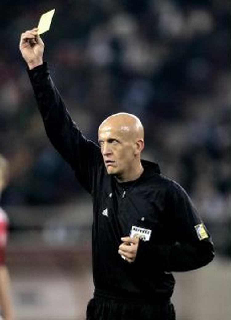 Den italienske dommer Collina stanger et gult kort ud under kampen. Den danske landstræner fik derimod direkte rødt og måtte fjerne sig fra bænken. - Foto: Jens Dresling 